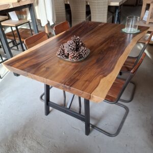 Suar tafel met ijzeren poten