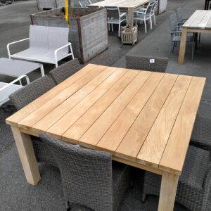 Tuintafel vierkant met rechte zware latten