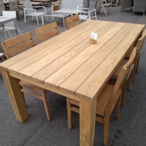 Tuintafel rechthoekig met brede zware latten